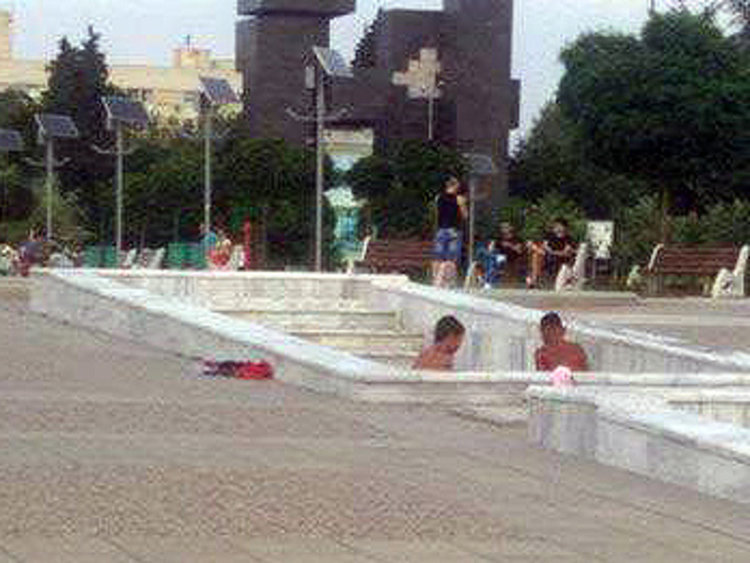 Роми откриха плувното лято в шадраваните на Кърджали