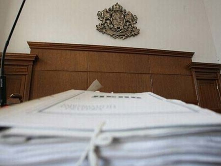 Баща отива на съд, дължи 6 бона издръжки