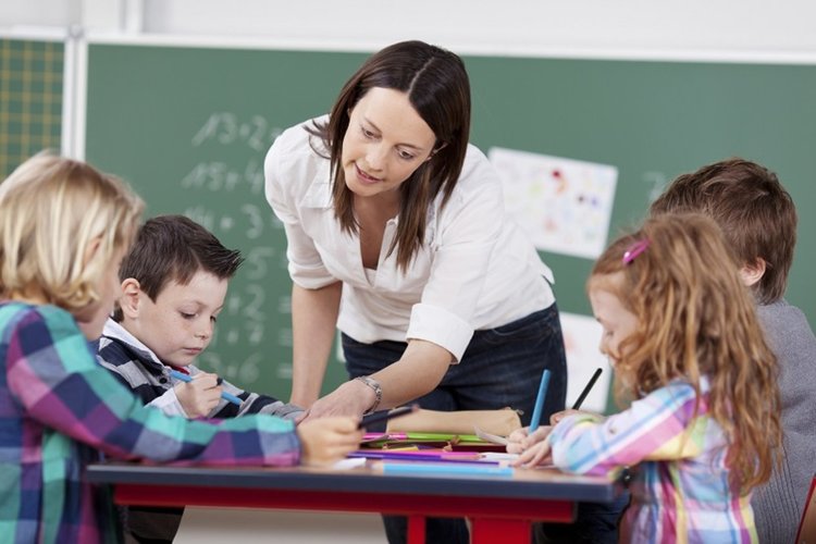 Търсят над 100 учители. Работодателите стават по-щедри