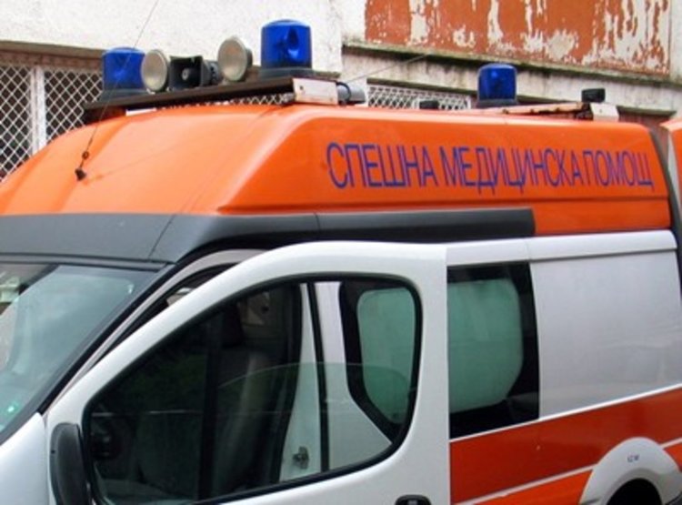 18-годишен с опасност за живота след падане от кола в движение