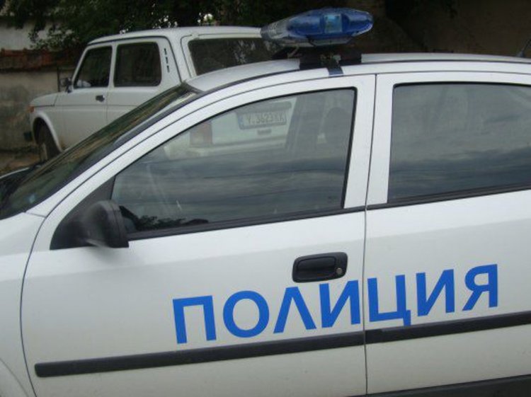 Откриха две момичета и една жена, заключени в хотелска стая