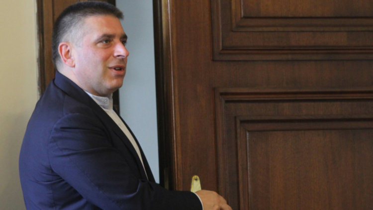 Шоу в парламента за мажоритарния вот