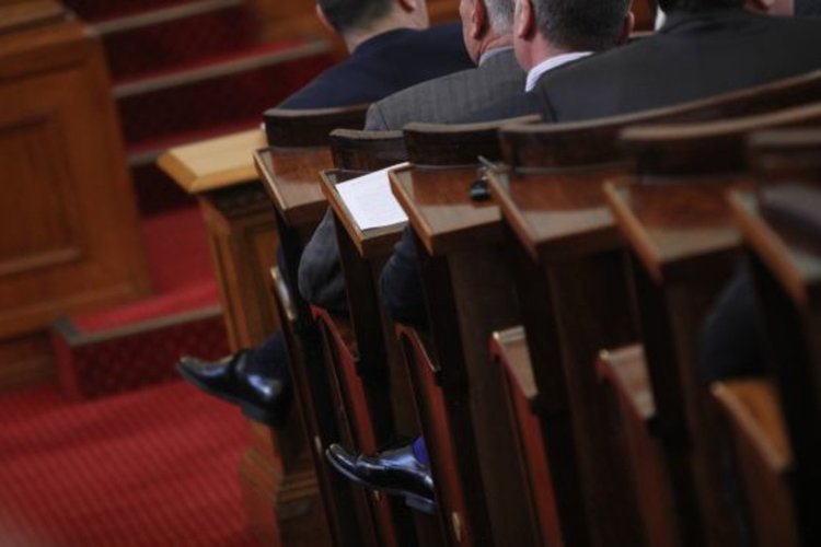 Парламентът се събира извънредно заради 7 закона