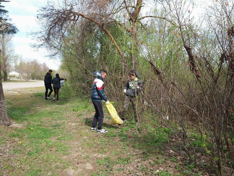 Млади огнеборци почистиха района около градски стадион