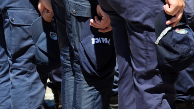 Депутатите гласуваха: Полицаите ще получат пари за дрехи