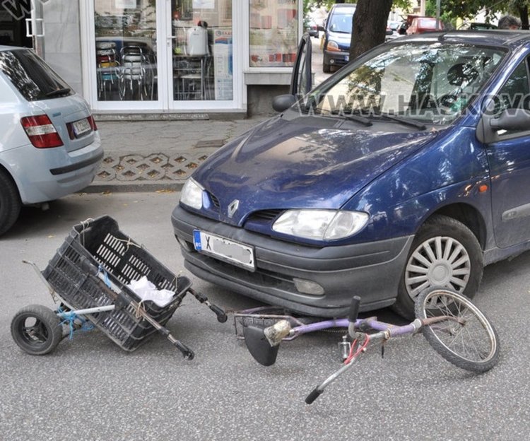Пиян колоездач се заби в кола и пострада