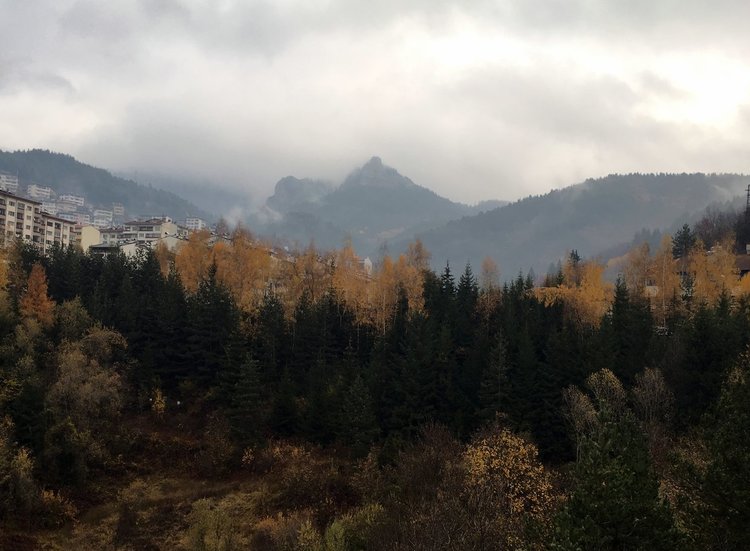 Облачно и мрачно, за кратко захладнява