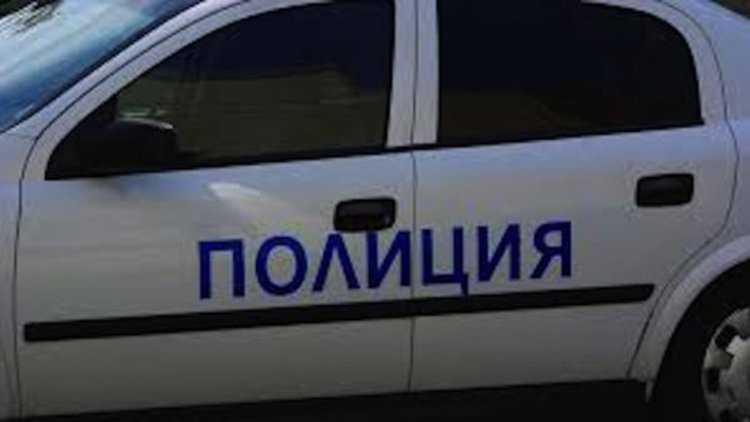 Пожарникари спасиха 40-годишен смолянчанин, дърпаха опасно надвиснала кола