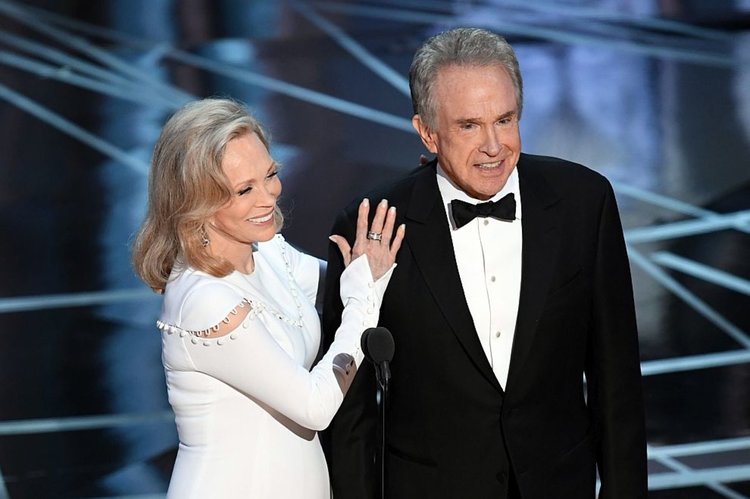 Уорън Бийти и Фей Дънауей отново ще връчват Оскар за най-добър филм