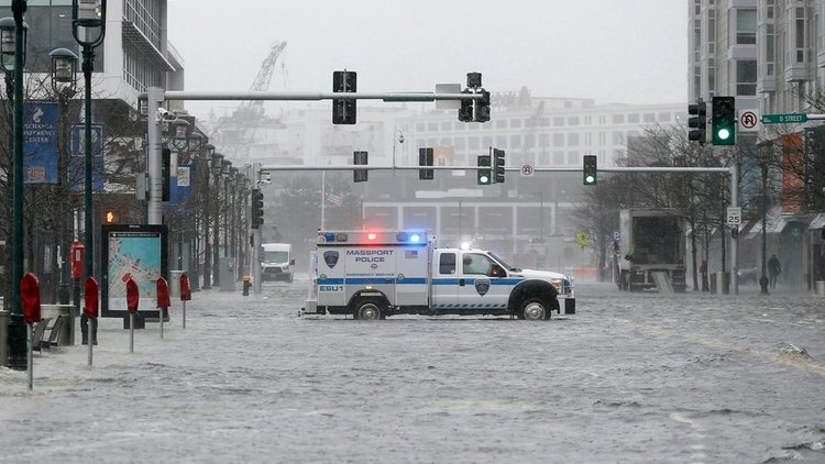 Мощна буря и ледени дъждове удрят източните американски щати