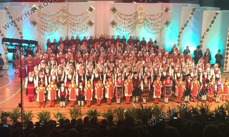 Народен фолклор за деня на Европа напълни зала "Младост"