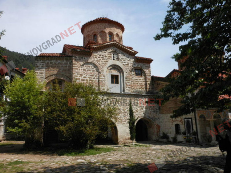 Ново покритие на двора на Бачковския манастир