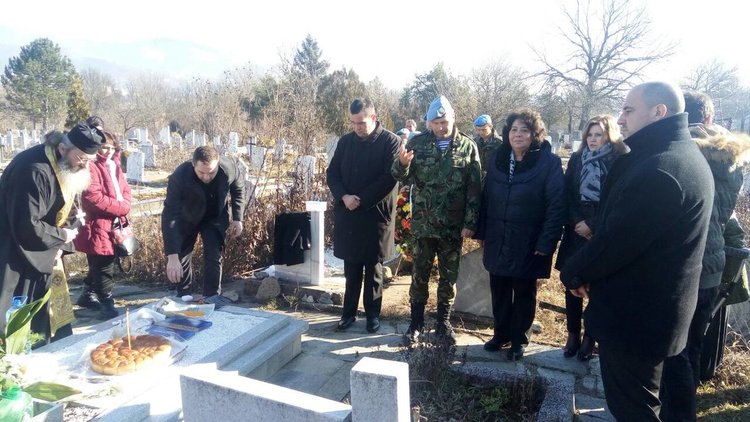 С панахида и военен ритуал почетоха паметта на старши лейтенант Николай Саръев