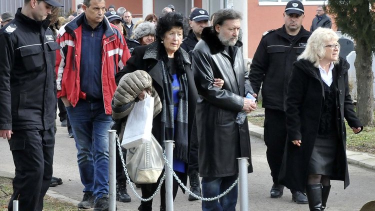 Николай Банев се сбогува с баща си под охрана