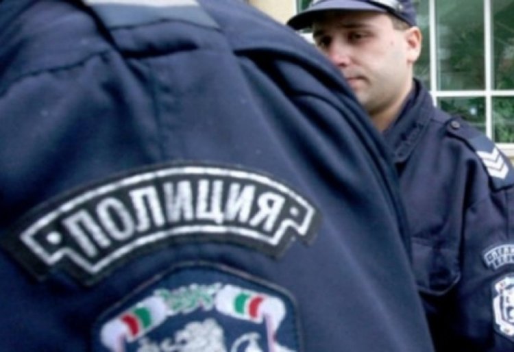 Кърджалиец налита на полицаи, друг се въоръжава като за война