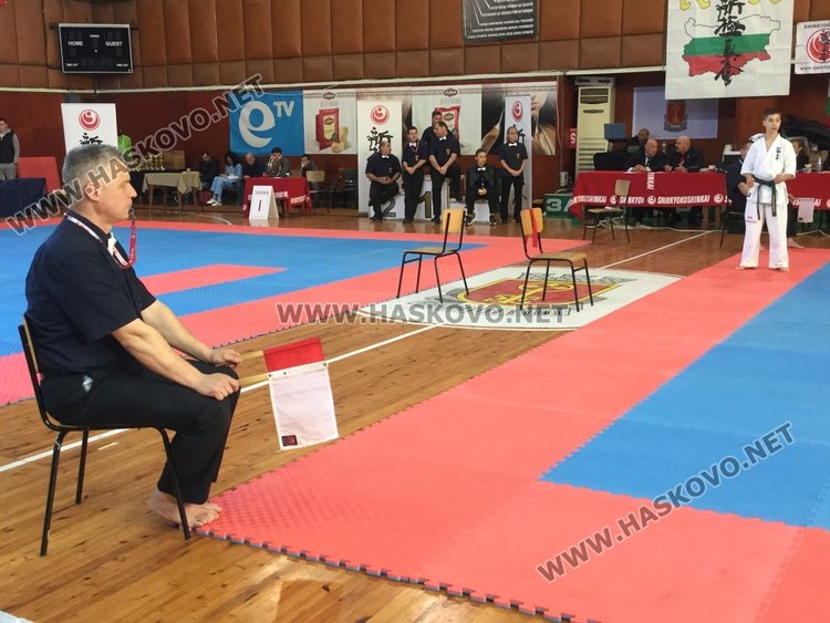 100 каратеки на Националното по киокушинкай за юноши в Хасково
