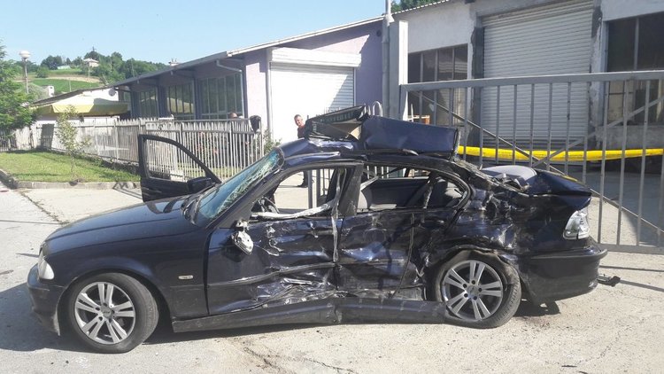 Трима младежи загинаха при зверски удар на пътя за Неделино