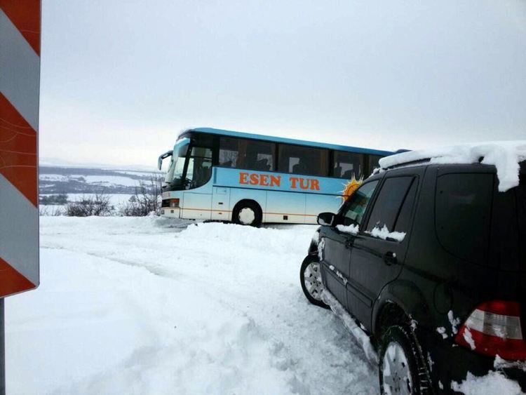 Децата от закъсалия автобус са били евакуирани и извозени до хотела след часове престой