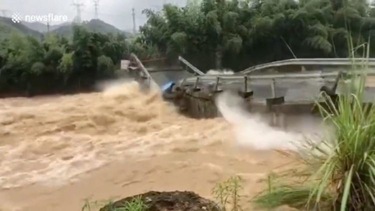 Мост рухна в придошлите води в Китай (видео)