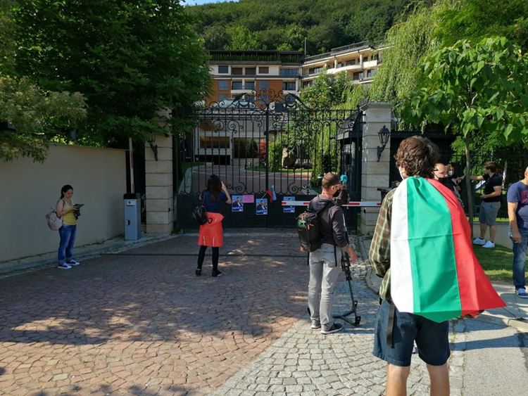 Протест "на кафе" пред къщата на Делян Пеевски (на живо)