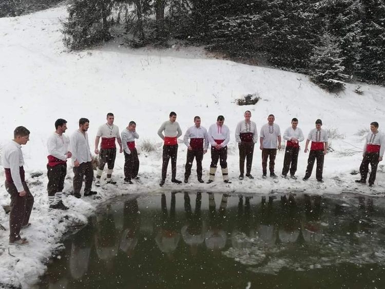 На Богоявление в Момчиловци младежи в народни носии ще скачат за кръста