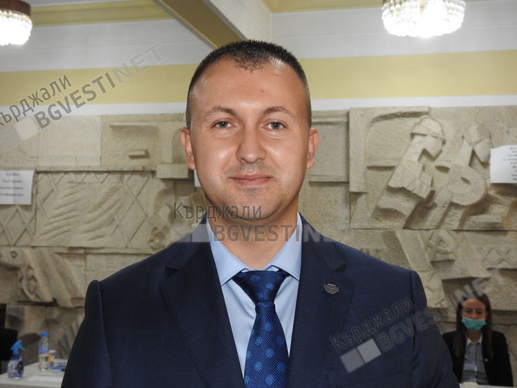 Общинският младежки лидер на ДПС Юзкан Али положи клетва като съветник