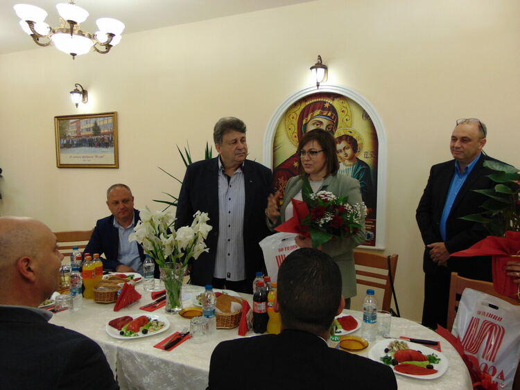 Корнелия Нинова лично поздрави  фирма "Искра" за 60-годишнината ѝ