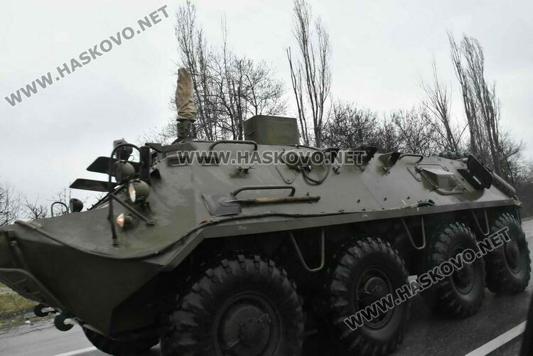 Военна техника се придвижва за учение на полигона „Корен“