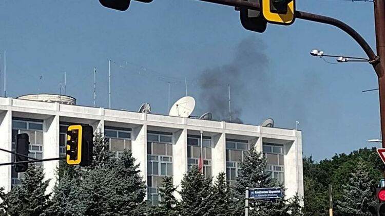 Черен пушек над руското посолство в София