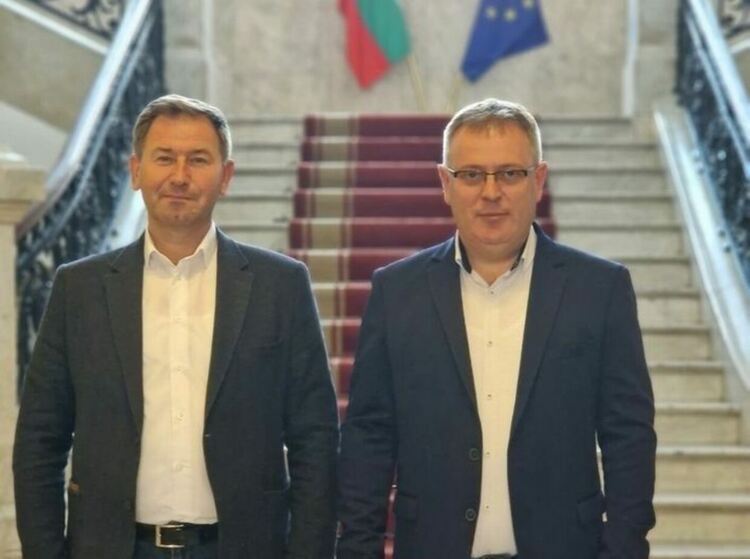 Кметовете на Мадан и Рудозем успяват да вземат пари за общините си и през МИГ