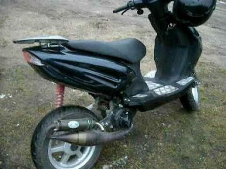 Хванаха хлапак без книжка, яхнал нерегистриран мотопед в село