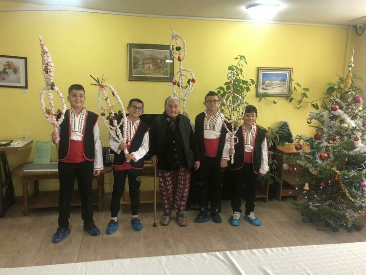 Коледари от "Ръка за помощ" на гости на Дома за стари хора