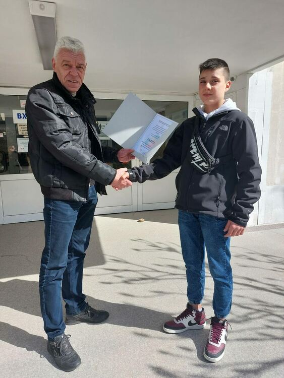 Осмокласникът Денислав намери и върна портмоне с документи и пари