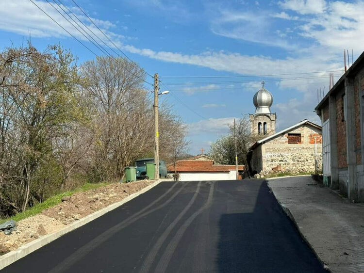 Улицата към храма в Брягово - най-после е асфалтирана