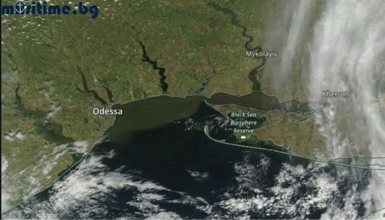 Замърсената вода след взрива в Нова Каховка засега остава само в залива край Одеса