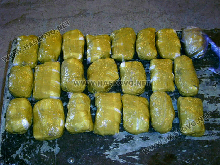 Задържаха двама край Хасково за 9 кг хероин