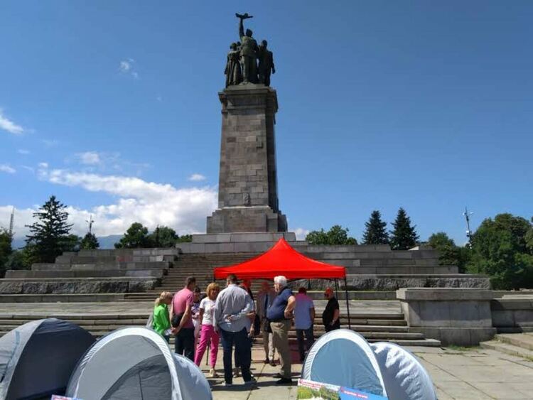 Спешно ограничават достъпа до Паметника на Съветската армия