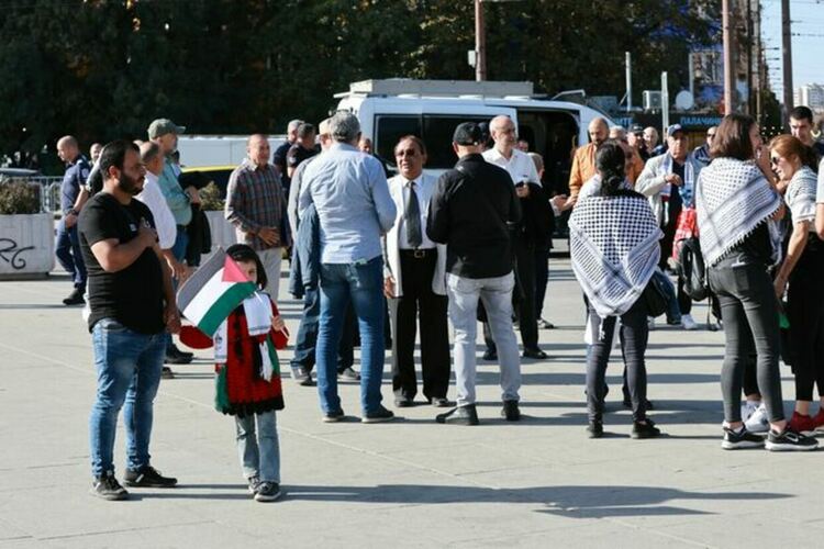 Граждани със знамена на Палестина се събират пред НДК