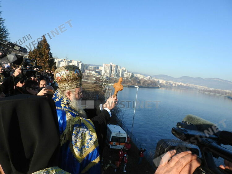 Над 60 души скачат днес за кръста на Богоявление в Кърджали, хвърля го дядо Николай