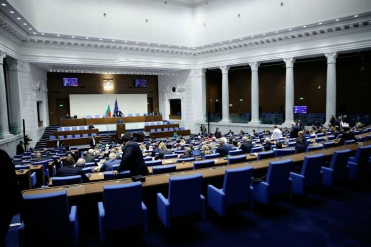 Приет е новият закон за БНБ, който ще смени валутния борд с еврото
