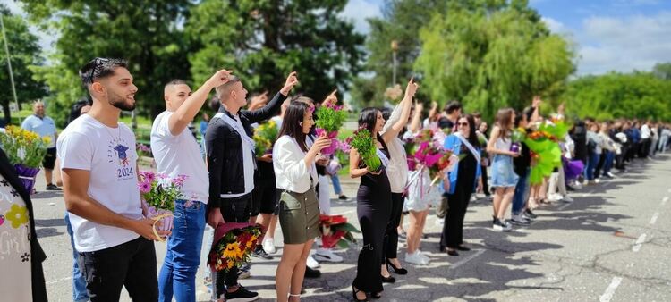 Абитуриентите от ПГСС си взеха "сбогом" с училището