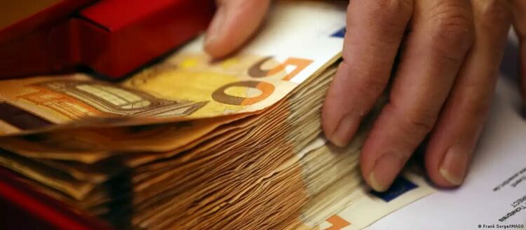 Какво бихте правили, ако всеки месец ви подаряват 1200 евро?