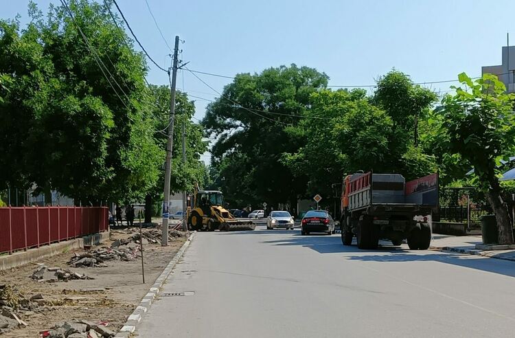 Ремонтни дейности продължават да затрудняват движението около СУ "Златаров"