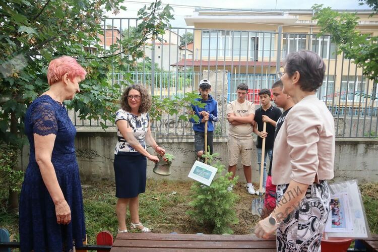 Връчиха дипломи за основно образование в "П.Яворов",децата засадиха дръвче
