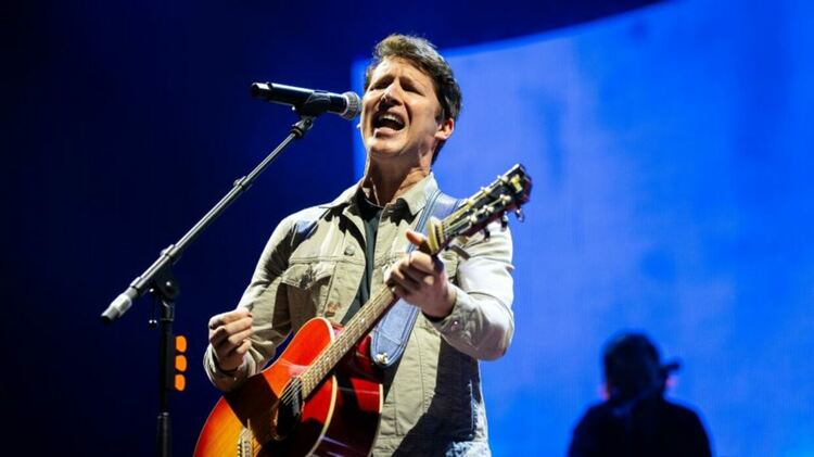 James Blunt обеща да се прекръсти по желание на феновете