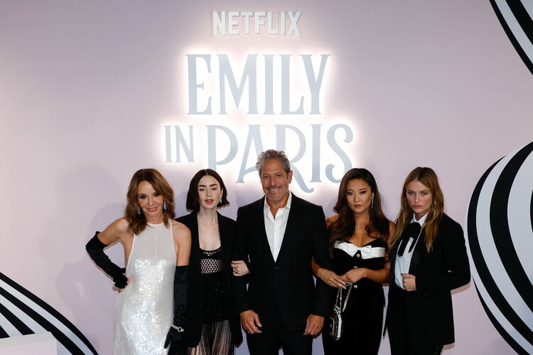 "Емили в Париж" - сериалът който скара Еманюел Макрон и кмета на Рим
