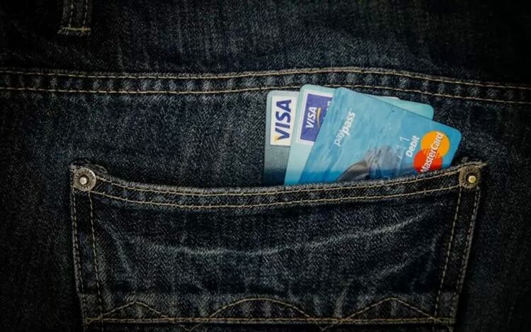 ЕК разследва таксите на Visa и Mastercard
