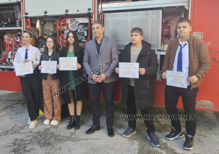 11 ученици писаха есе за ролята на доброволците в борбата с пожари и бедствия