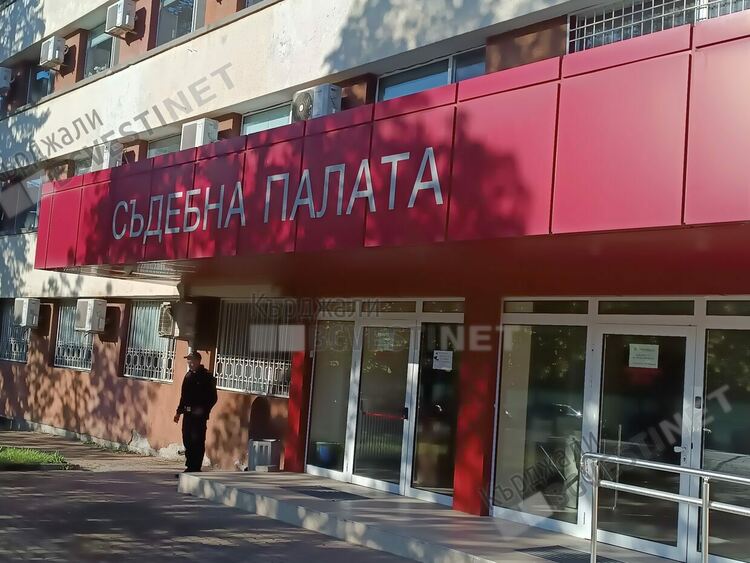 Справедливост след 6 години! Кърджалийка осъди Община Кърджали за травми при падане на разбит тротоар