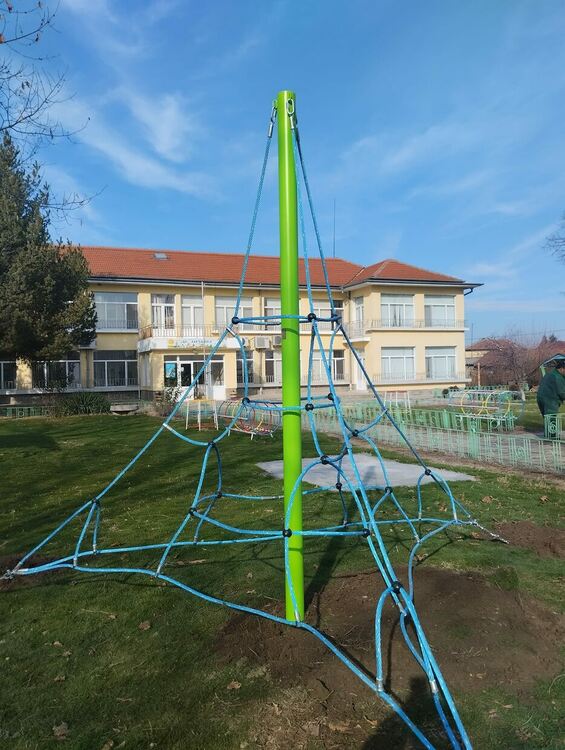 Две нови съоръжения радват децата в Дебър